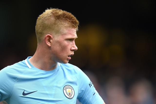 欧联比赛中一球员嘲讽对手鼻子形状，多名队友上前打抱不平