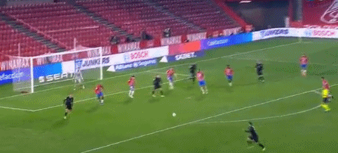 球员C罗先生，完成一次精彩的倒钩破门。